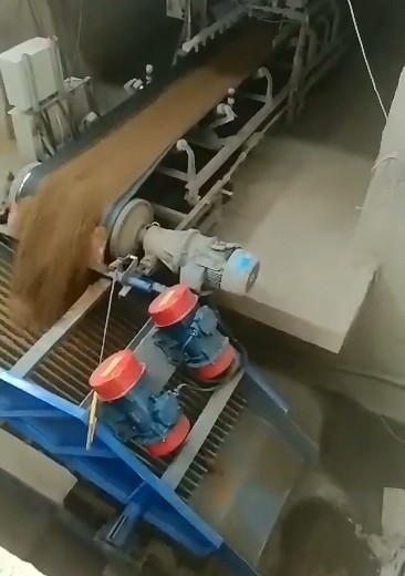 高卓小型矿用振动筛客户使用现场视频