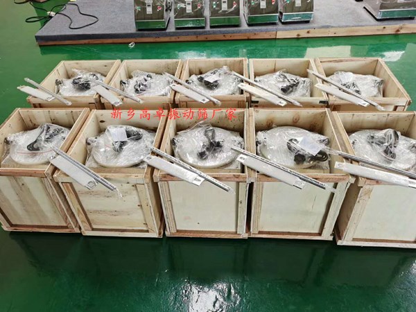 200标准筛包装准备发货——新乡高卓振动筛厂家