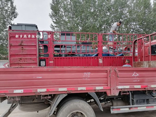 斗式提升机发货现场——新乡高卓振动筛厂家